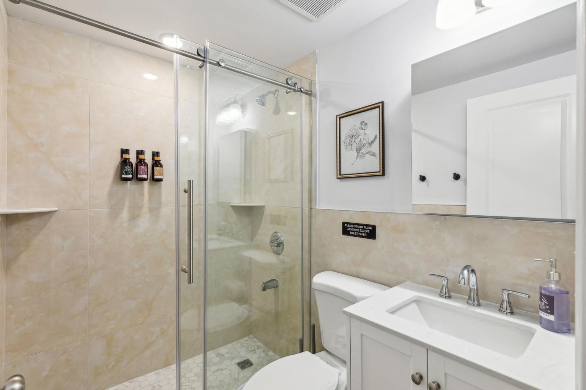 Apartment At Luna At Convention Center