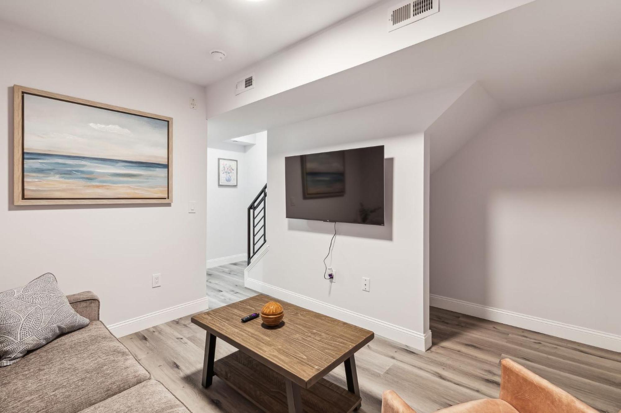 Apartment At Luna At Convention Center